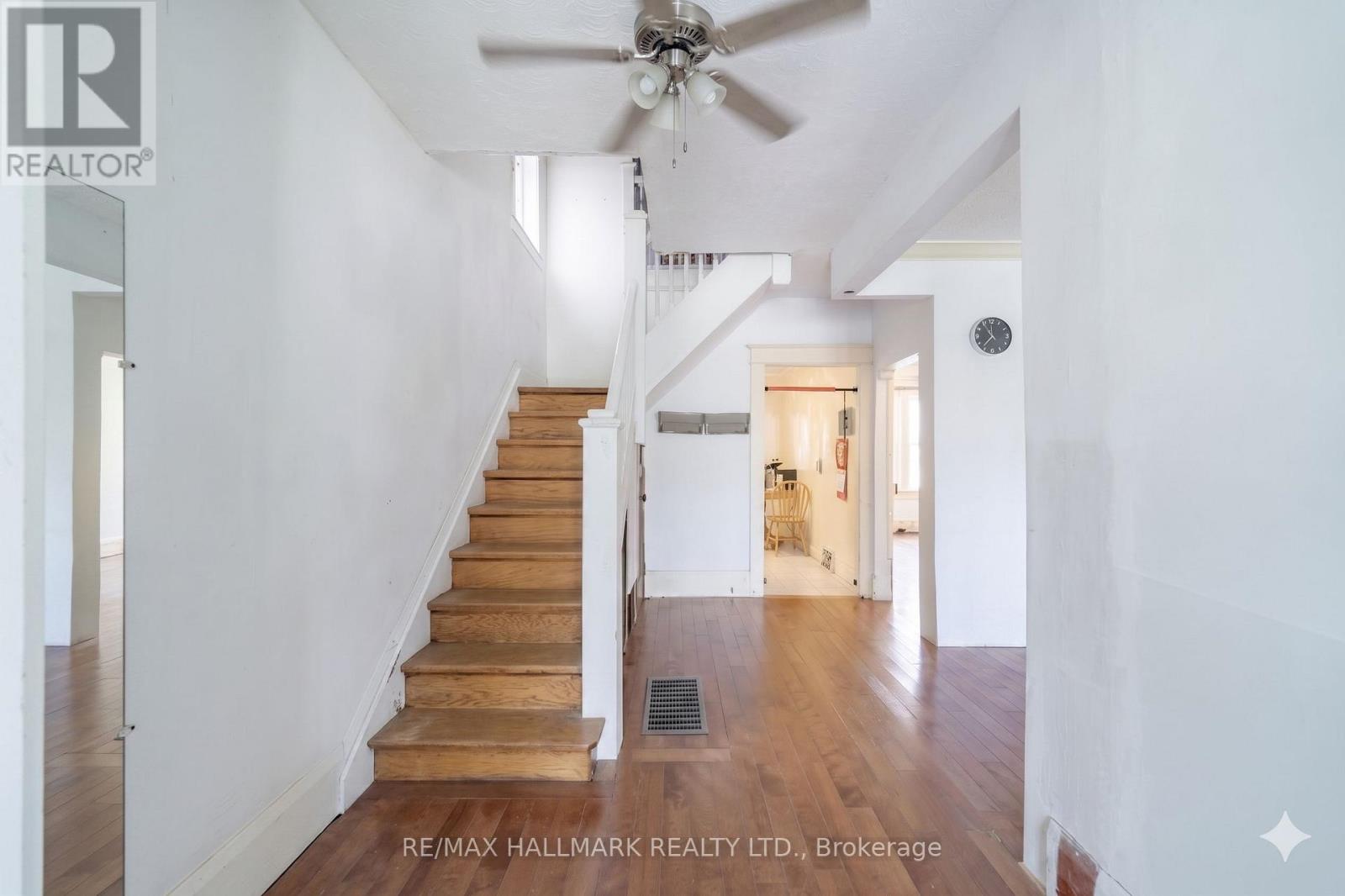 31 Gates Avenue, Toronto, Ontario  M4C 1T1 - Photo 3 - E13153222