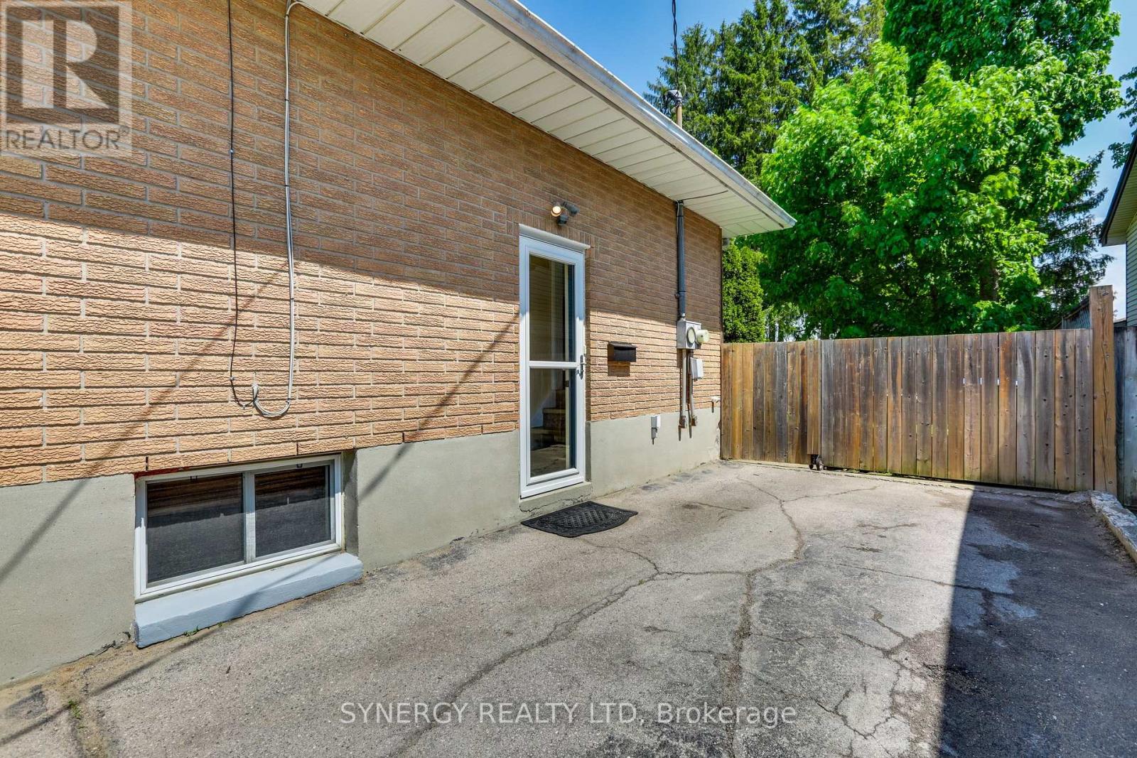 35 Queen Street, Strathroy-Caradoc, Ontario  N7G 2H5 - Photo 4 - X13153428