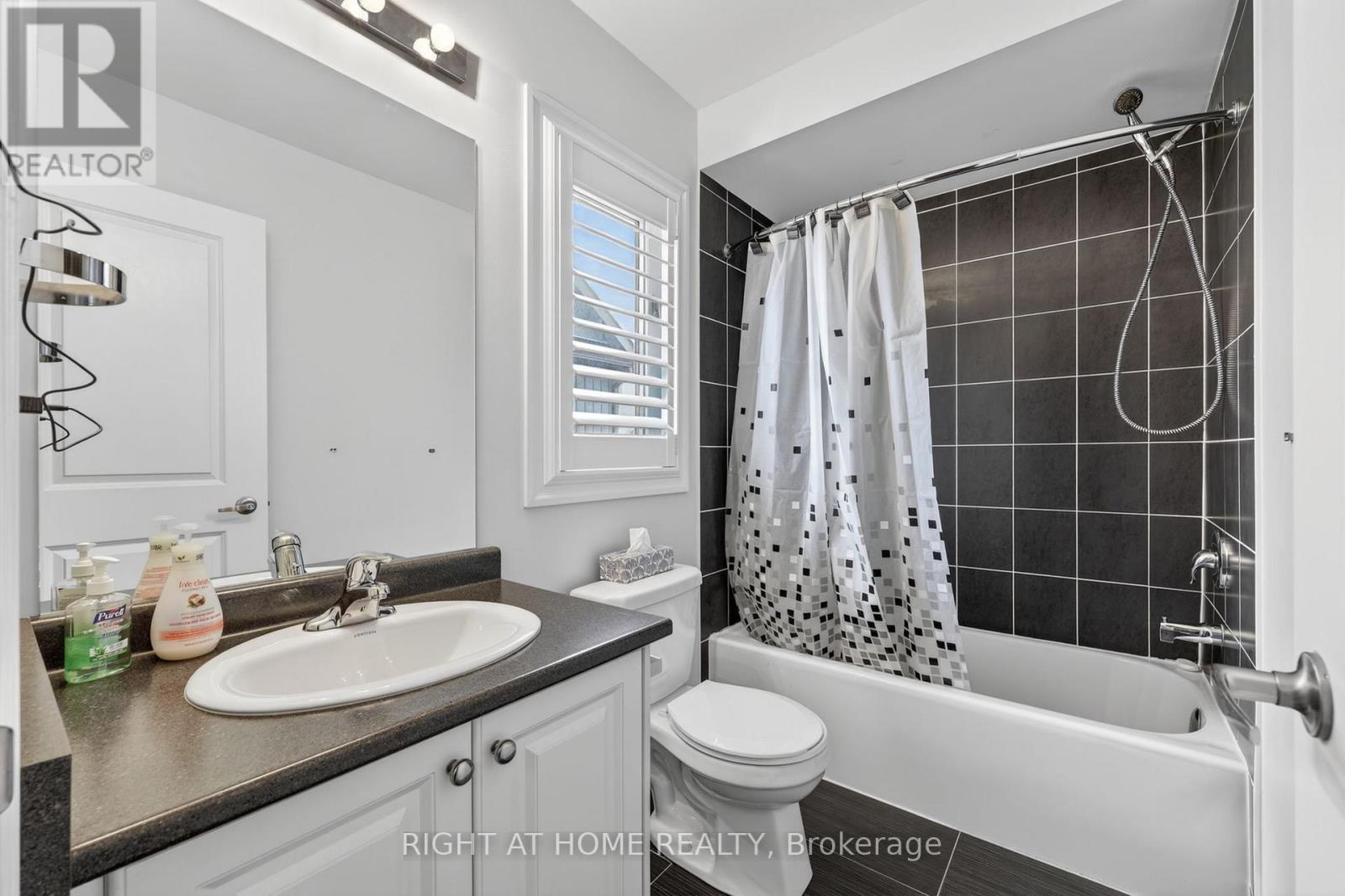 61 Latimer Avenue, Essa, Ontario  L3W 0N3 - Photo 24 - N13153478