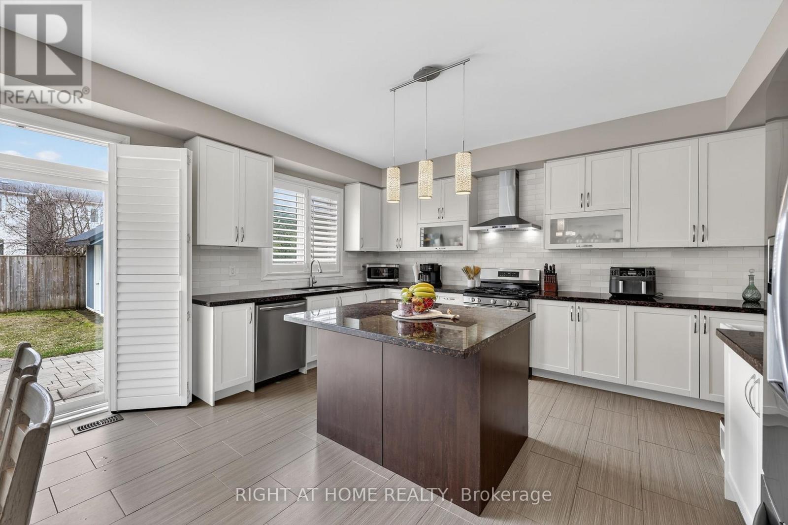 61 Latimer Avenue, Essa, Ontario  L3W 0N3 - Photo 8 - N13153478