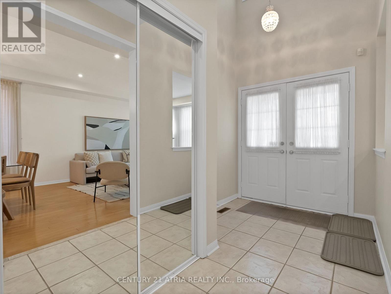 39 Saxony Drive, Markham, Ontario  L6C 2G6 - Photo 2 - N13153522