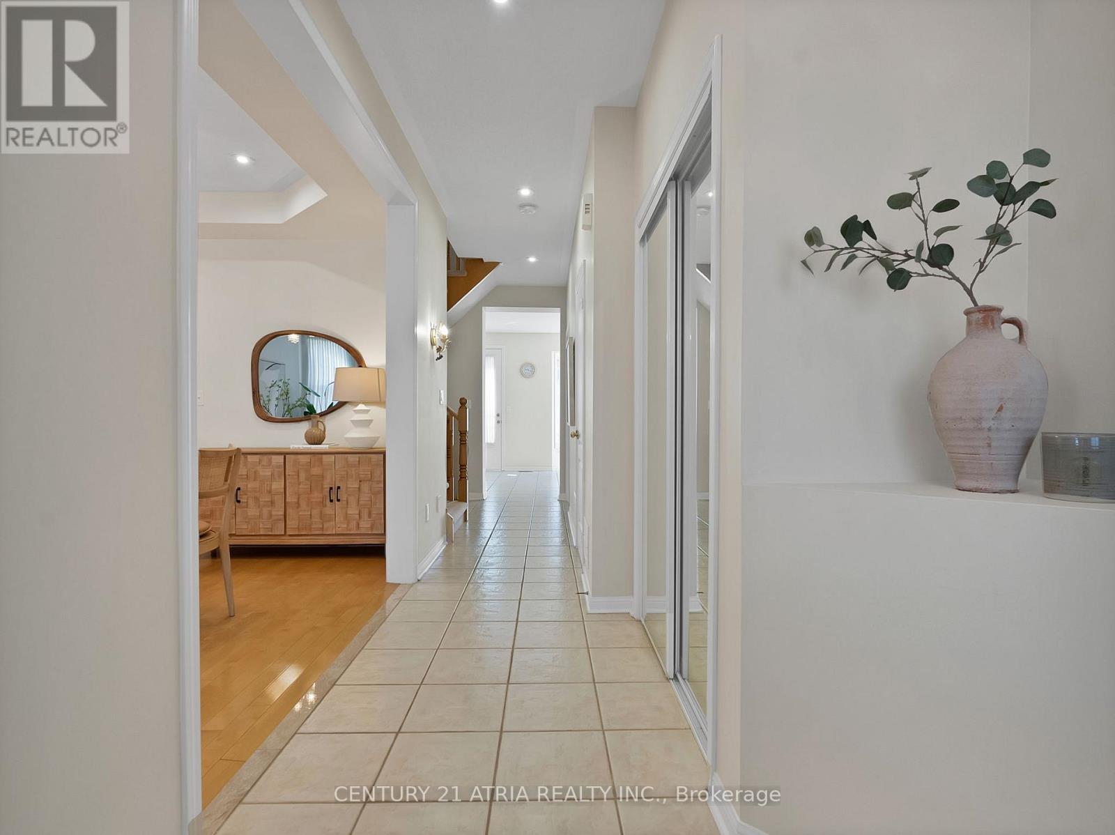 39 Saxony Drive, Markham, Ontario  L6C 2G6 - Photo 3 - N13153522