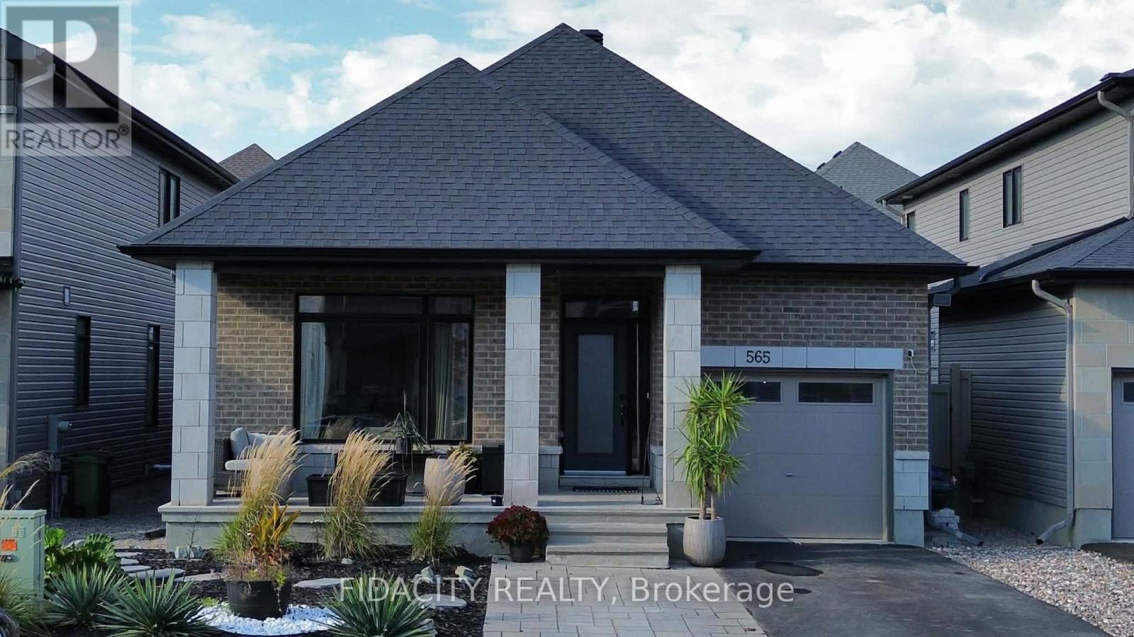 565 Bobolink Ridge, Ottawa, Ontario  K2S 2P4 - Photo 1 - X13153672