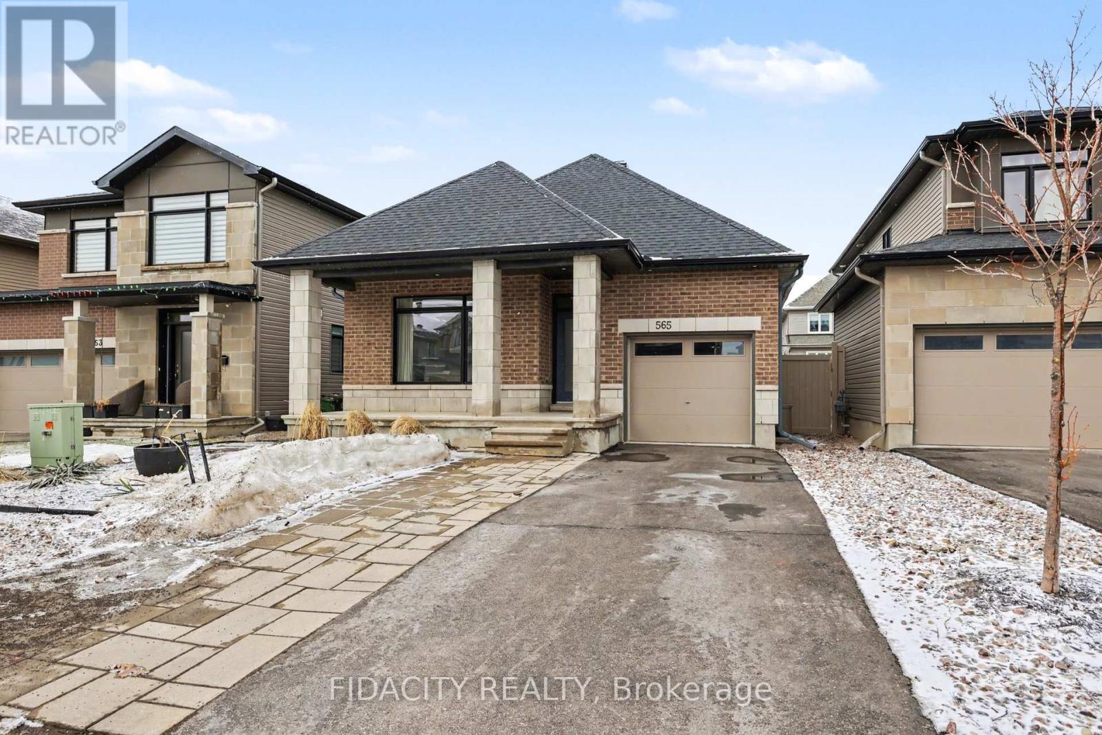 565 Bobolink Ridge, Ottawa, Ontario  K2S 2P4 - Photo 3 - X13153672