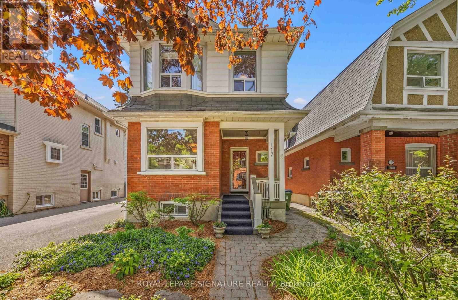 <div class="slider-price">$1,599,000</div><p>117 Bowood Avenue, Toronto, Ontario</p>