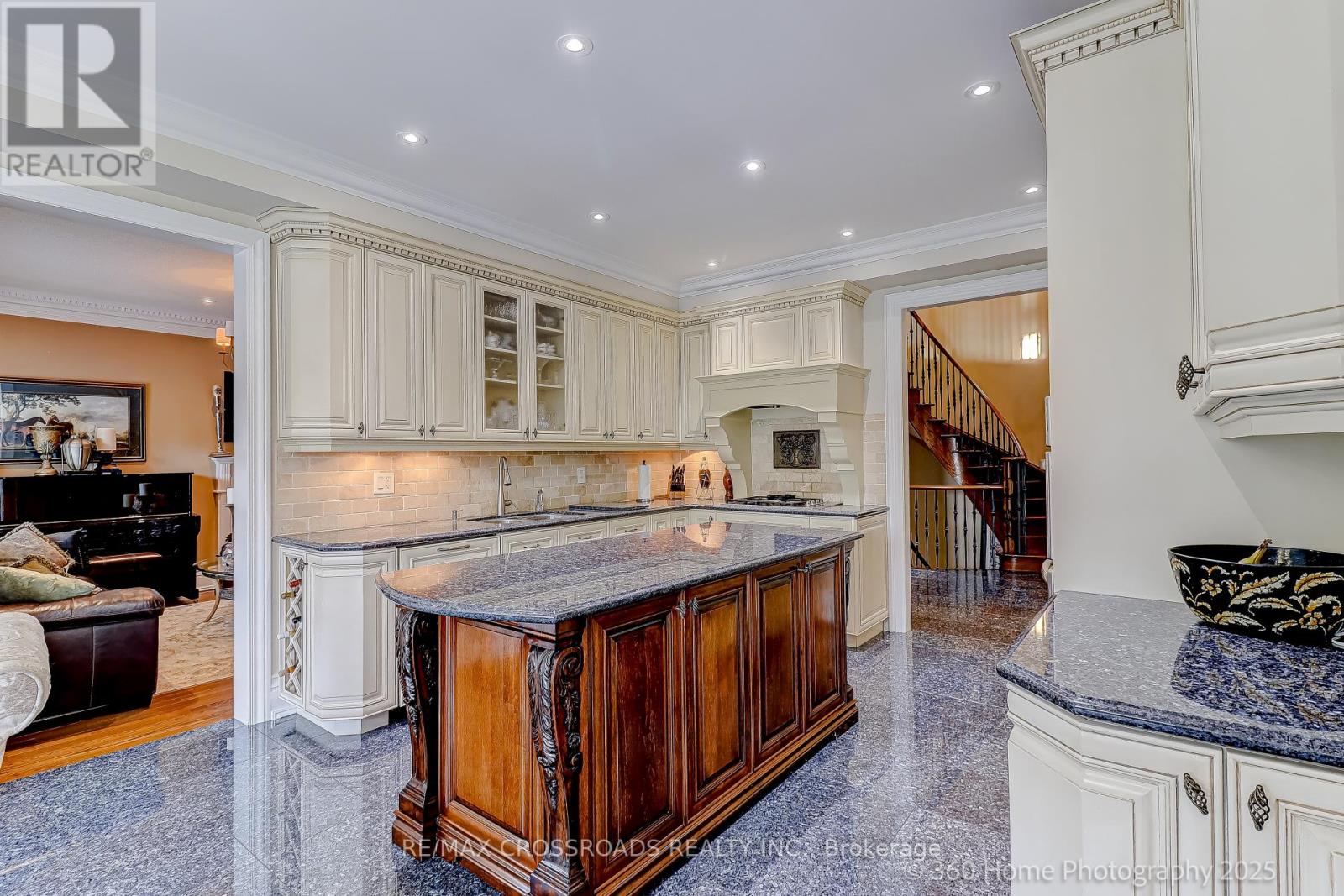 2 Mumberson Court, Markham, Ontario  L6C 1Y4 - Photo 10 - N13148318