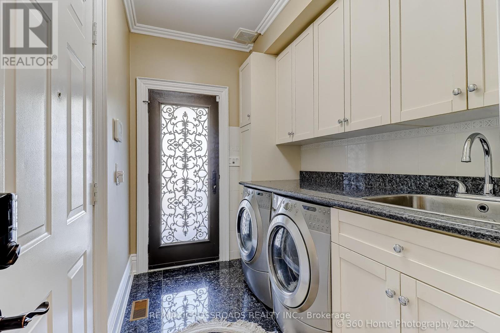 2 Mumberson Court, Markham, Ontario  L6C 1Y4 - Photo 5 - N13148318