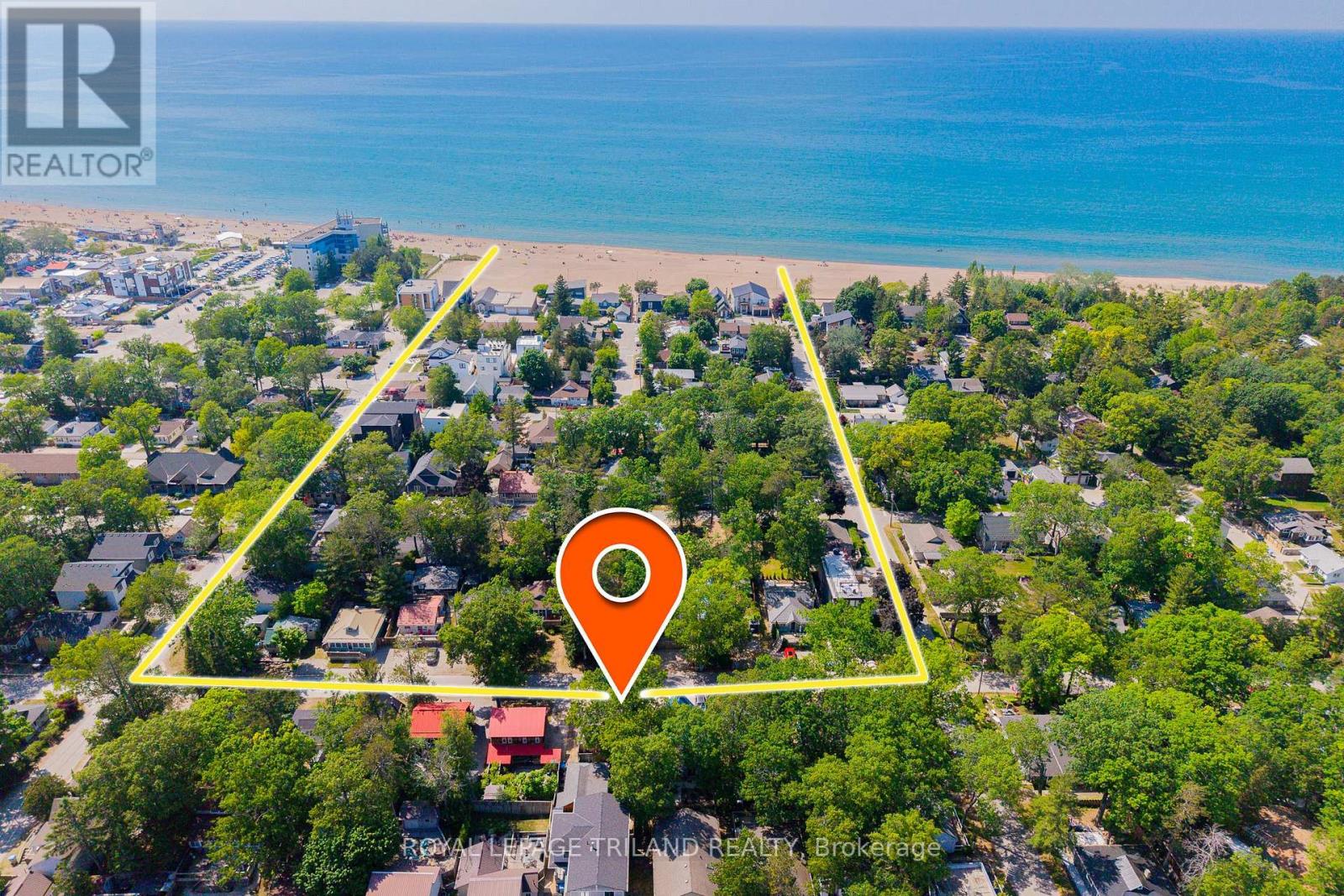 28 Elmwood Avenue, Lambton Shores, Ontario  N0M 1T0 - Photo 4 - X12924414