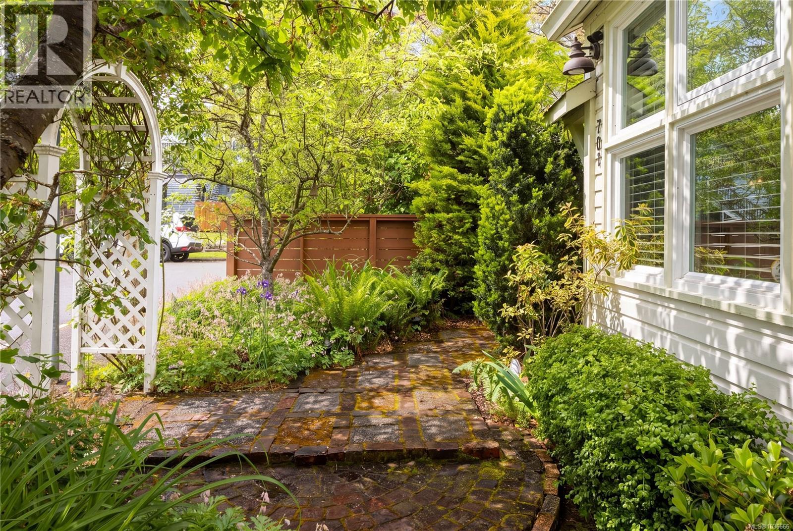 701 Connaught Rd, Victoria, British Columbia  V9A 2Z1 - Photo 1 - 1036666