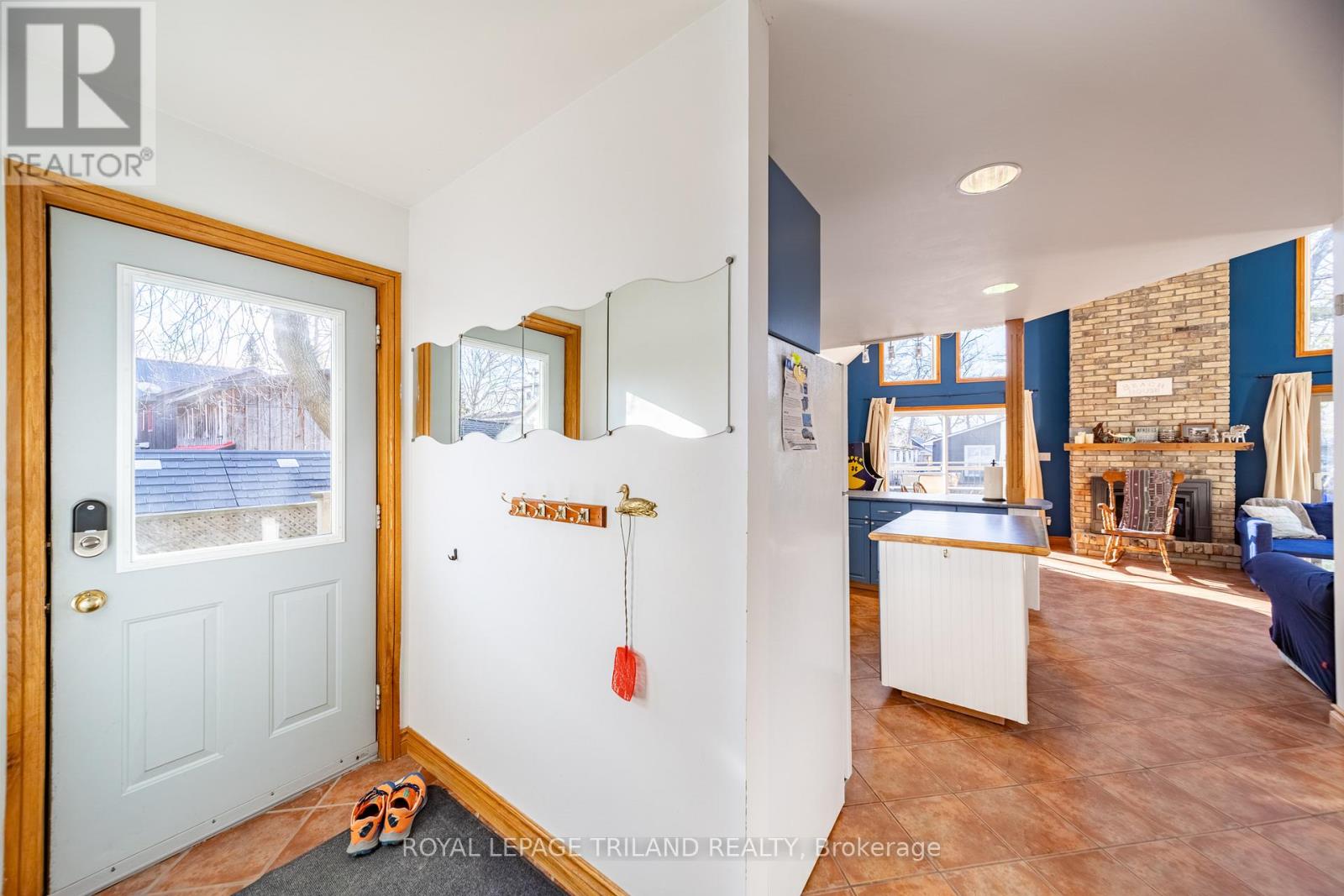 28 Elmwood Avenue, Lambton Shores, Ontario  N0M 1T0 - Photo 10 - X12924414