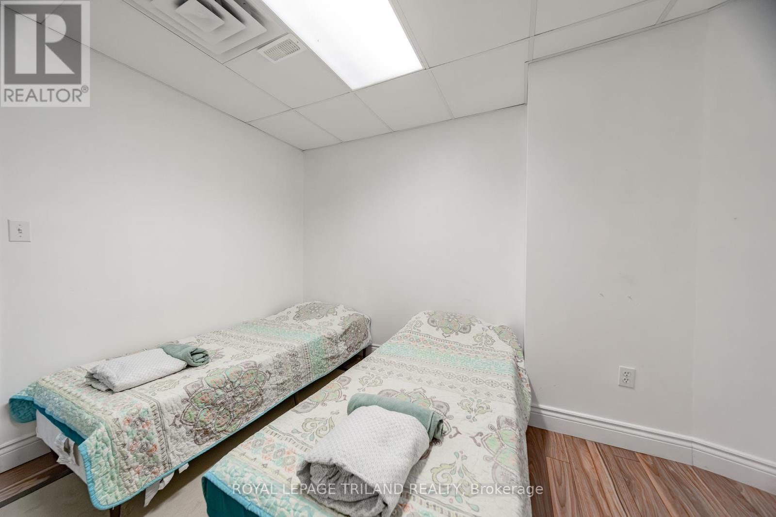 28 Elmwood Avenue, Lambton Shores, Ontario  N0M 1T0 - Photo 41 - X12924414