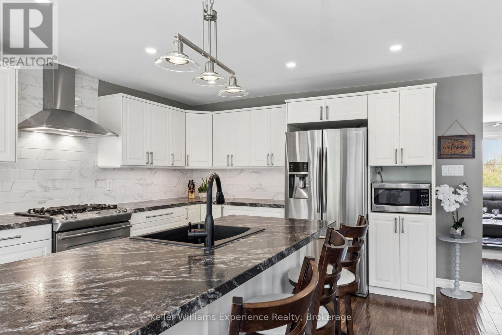 5525 Penetanguishene Road, Springwater, Ontario  L0L 1P0 - Photo 15 - S13154126