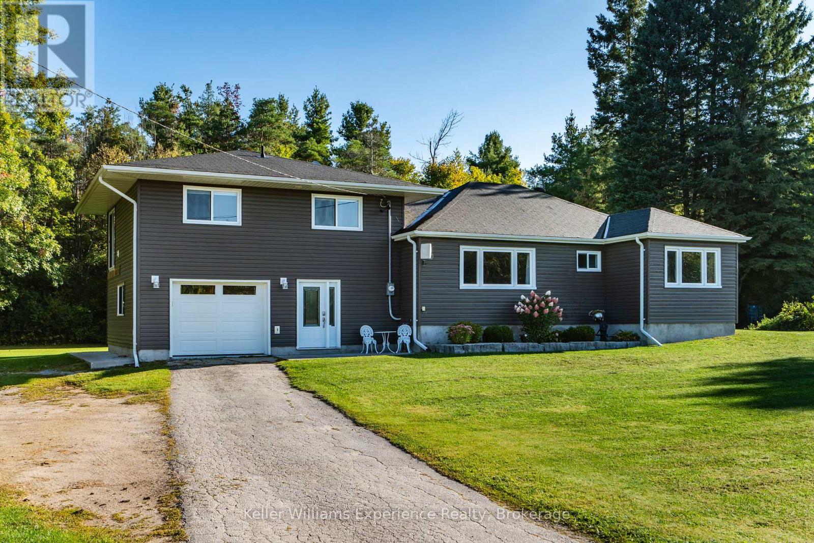 5525 Penetanguishene Road, Springwater, Ontario  L0L 1P0 - Photo 2 - S13154126