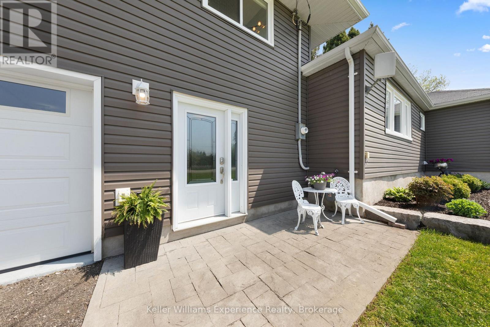 5525 Penetanguishene Road, Springwater, Ontario  L0L 1P0 - Photo 4 - S13154126