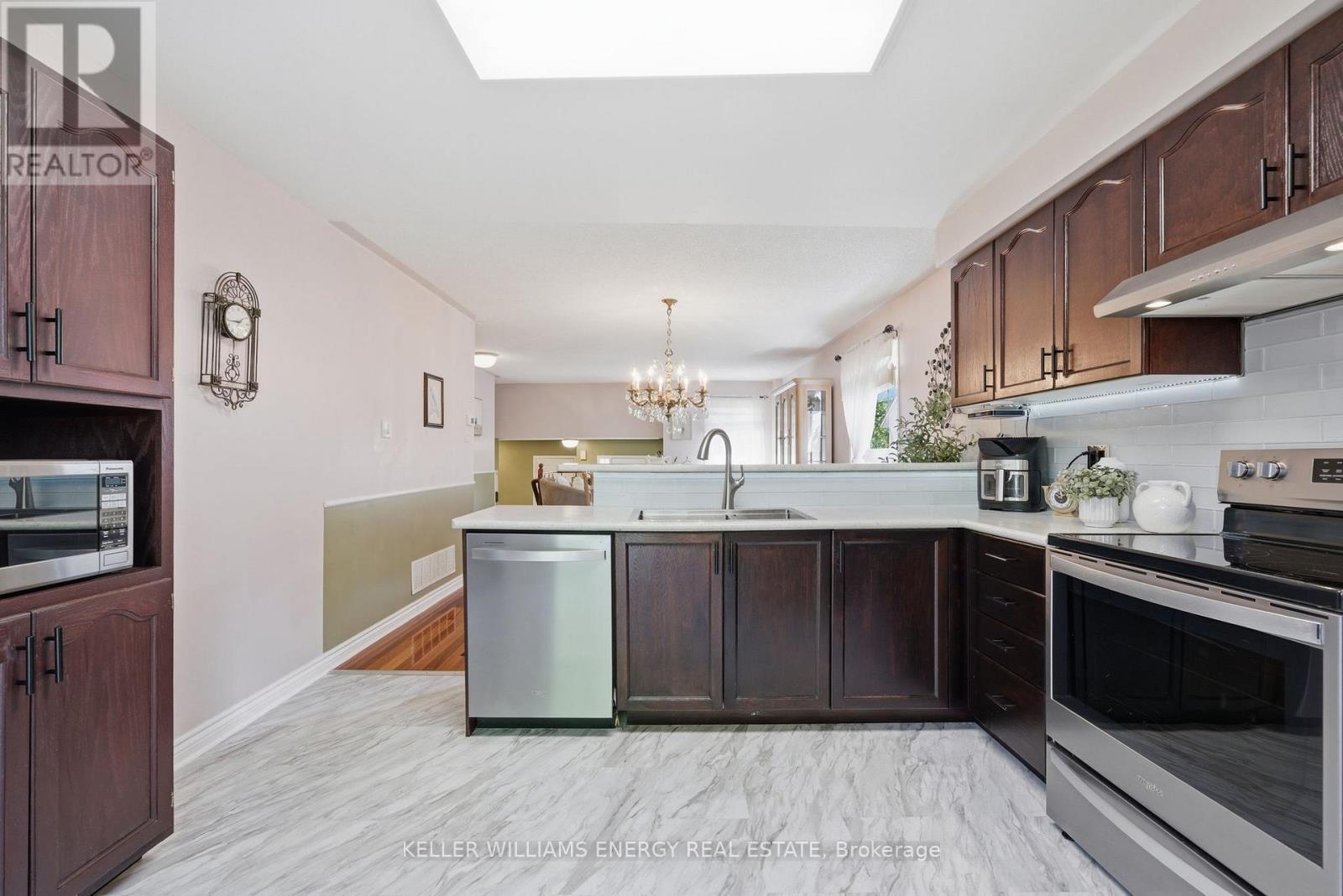 1075 Ridgemount Boulevard, Oshawa, Ontario L1K 2K8 - Photo 5 - E13153876