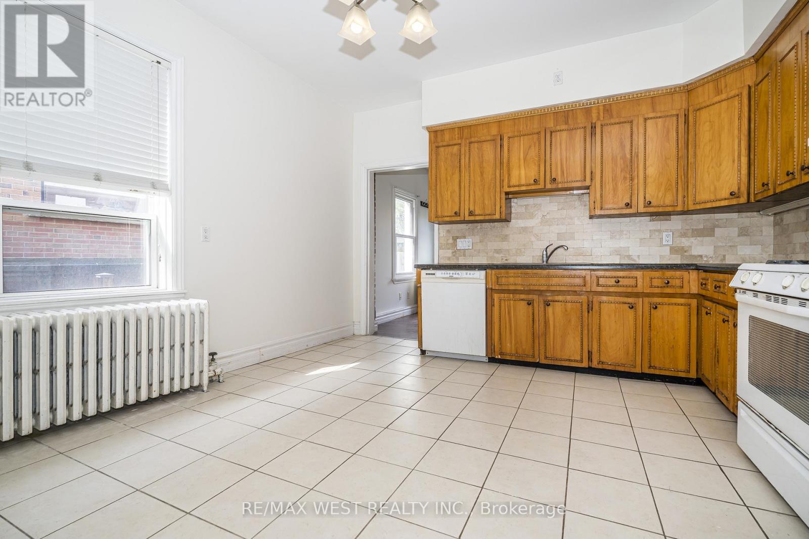 404 Manning Avenue, Toronto, Ontario  M6G 2V7 - Photo 8 - C13150550