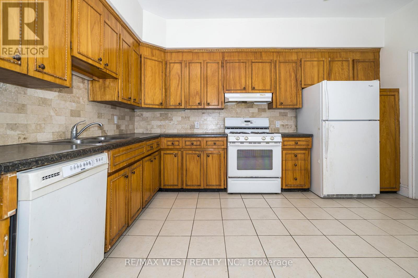 404 Manning Avenue, Toronto, Ontario  M6G 2V7 - Photo 9 - C13150550