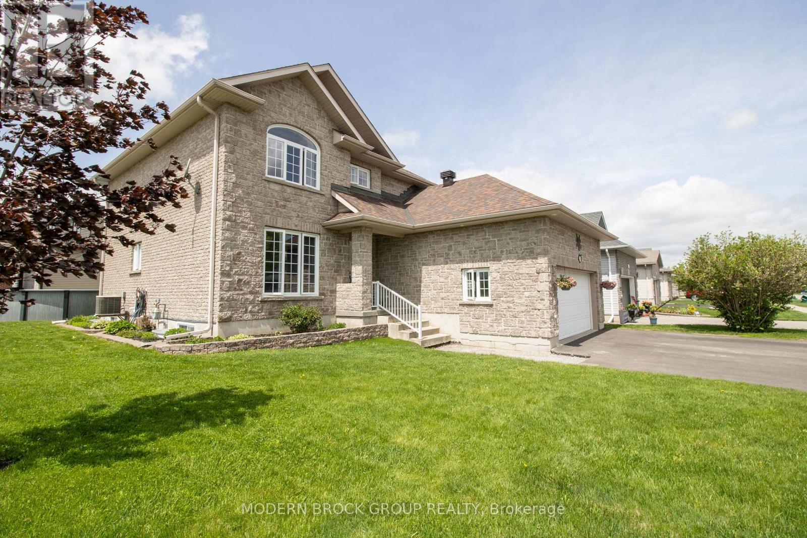 1000 Crestwood Drive, Brockville, Ontario  K6V 7N1 - Photo 2 - X13154100