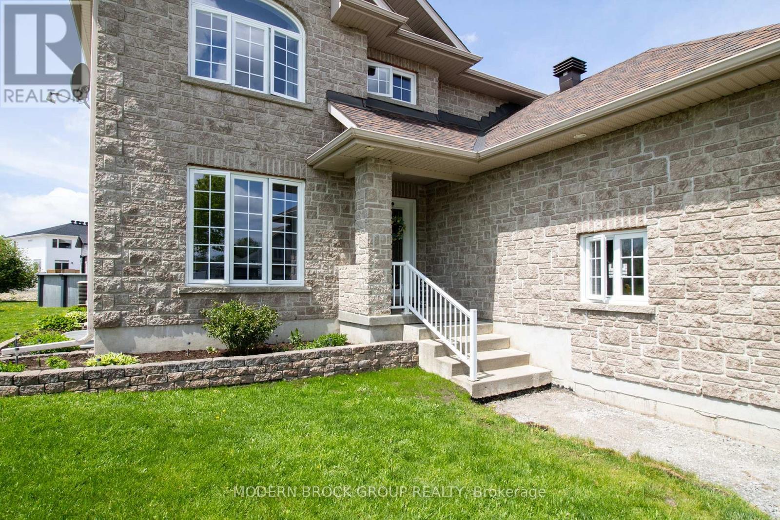 1000 Crestwood Drive, Brockville, Ontario  K6V 7N1 - Photo 3 - X13154100