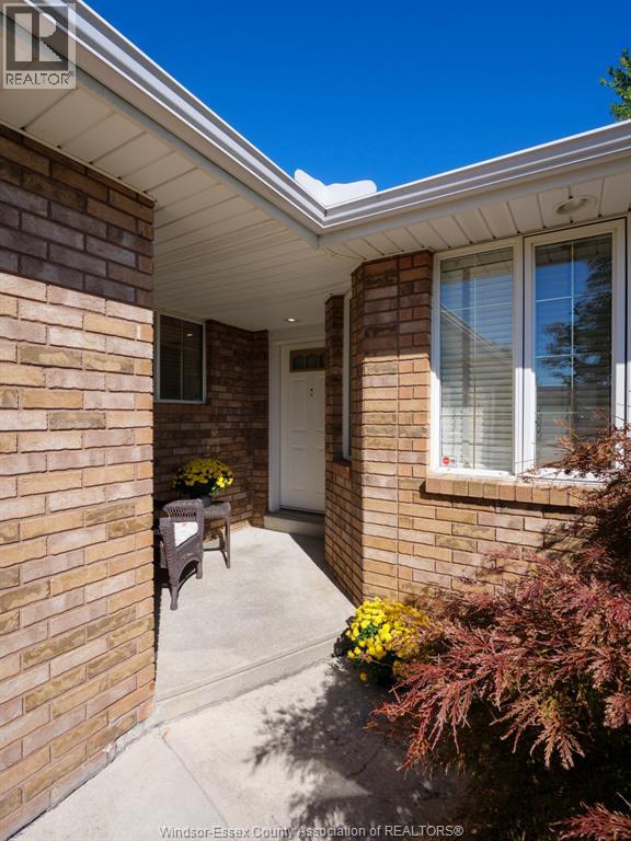 1592 Blue Heron Drive, Windsor, Ontario  N8P 1L6 - Photo 2 - 26011687