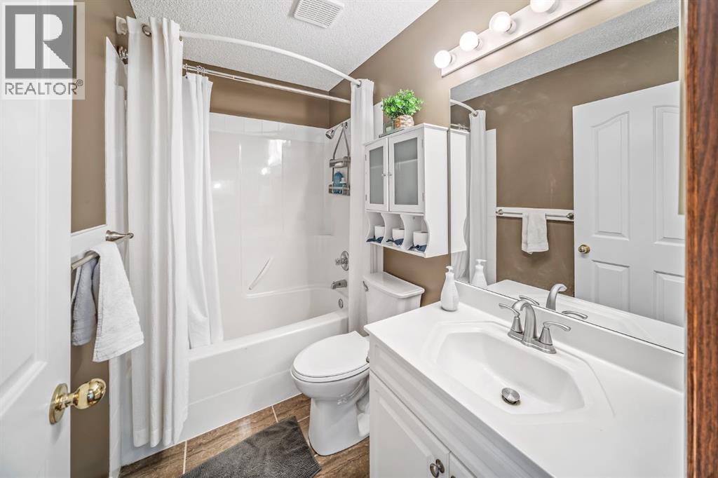 18 Gleneagles View, Cochrane, Alberta  T4C 1N9 - Photo 34 - A2311292