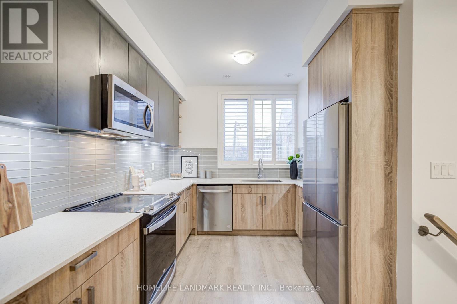 46 Hooyo Terrace, Toronto, Ontario  M6A 0E2 - Photo 4 - C13153956