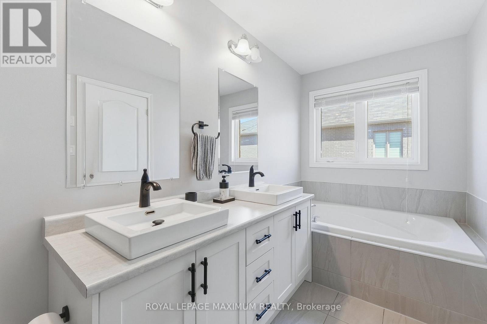48 Cupples Farm Lane, East Gwillimbury, Ontario  L0G 1M0 - Photo 25 - N13153944