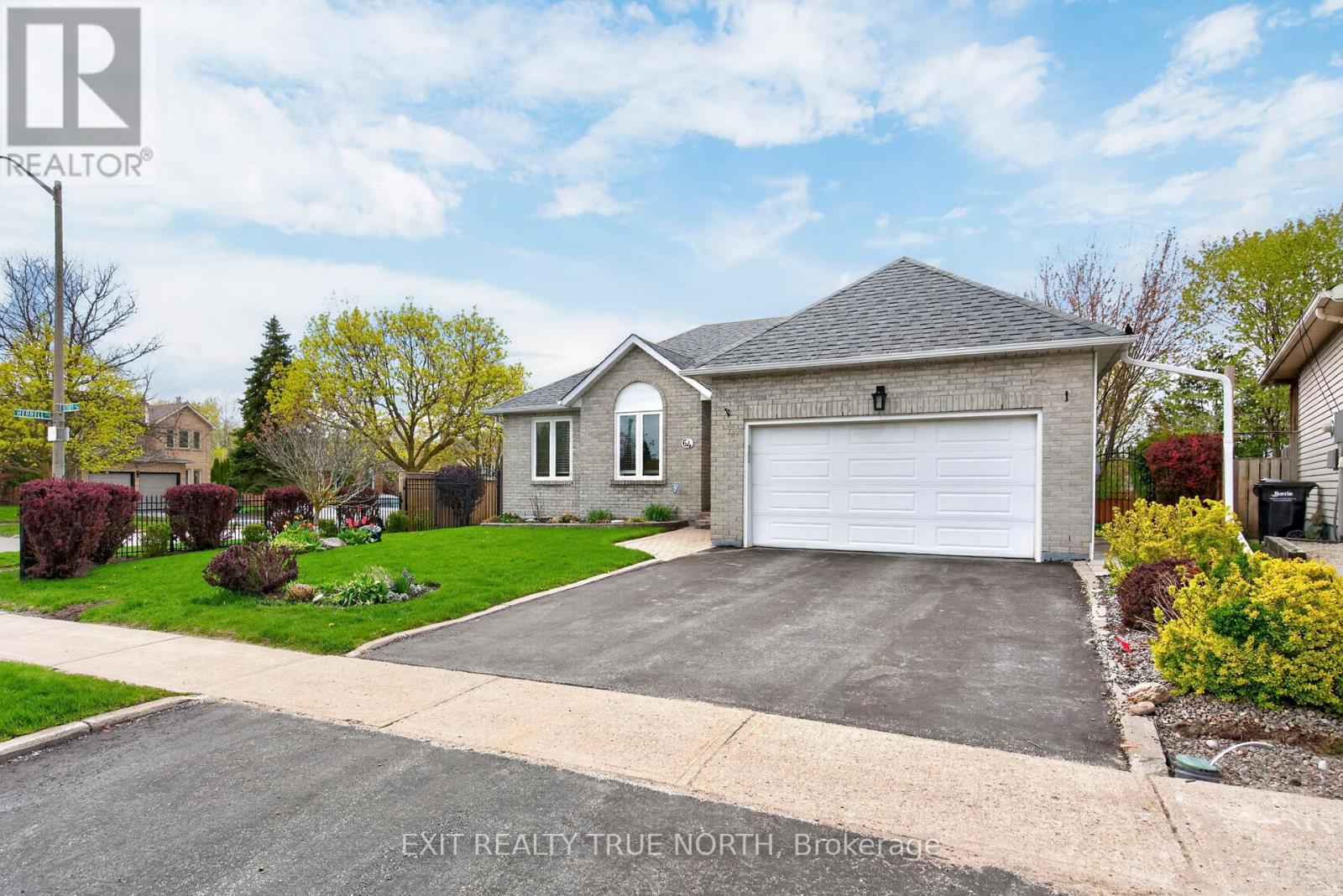 64 Gosney Crescent, Barrie, Ontario  L4N 6T7 - Photo 2 - S13153838