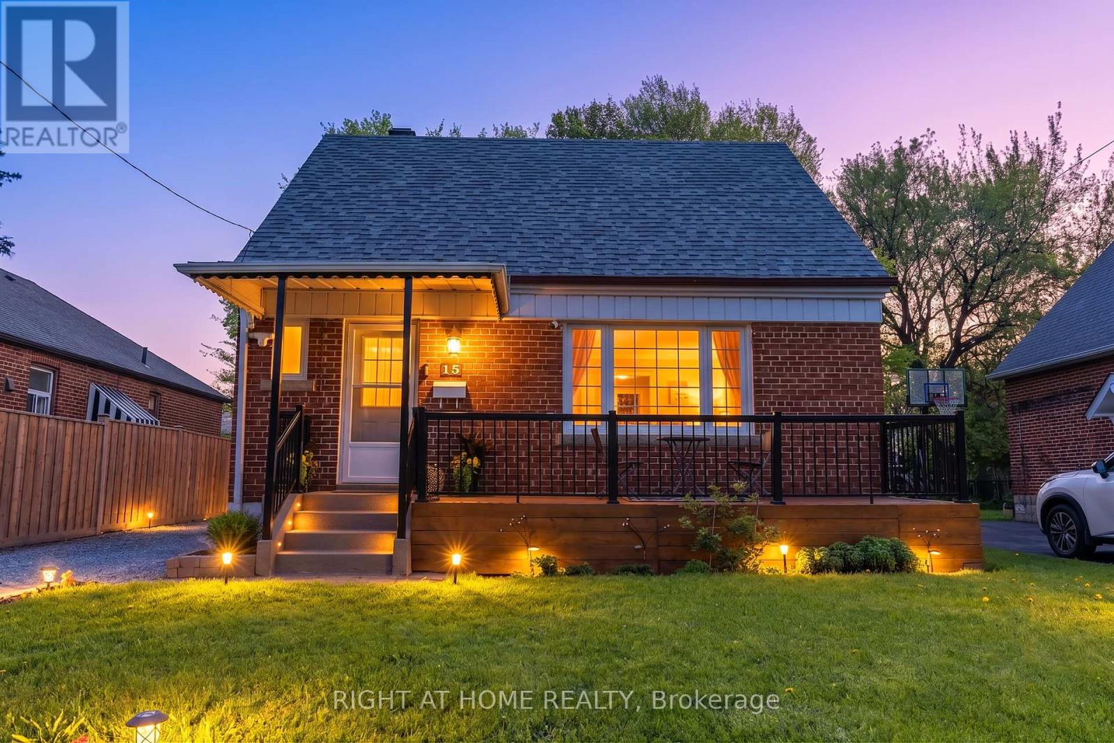 <div class="slider-price">$949,000</div><p>15 Alvinston Road, Toronto, Ontario</p>