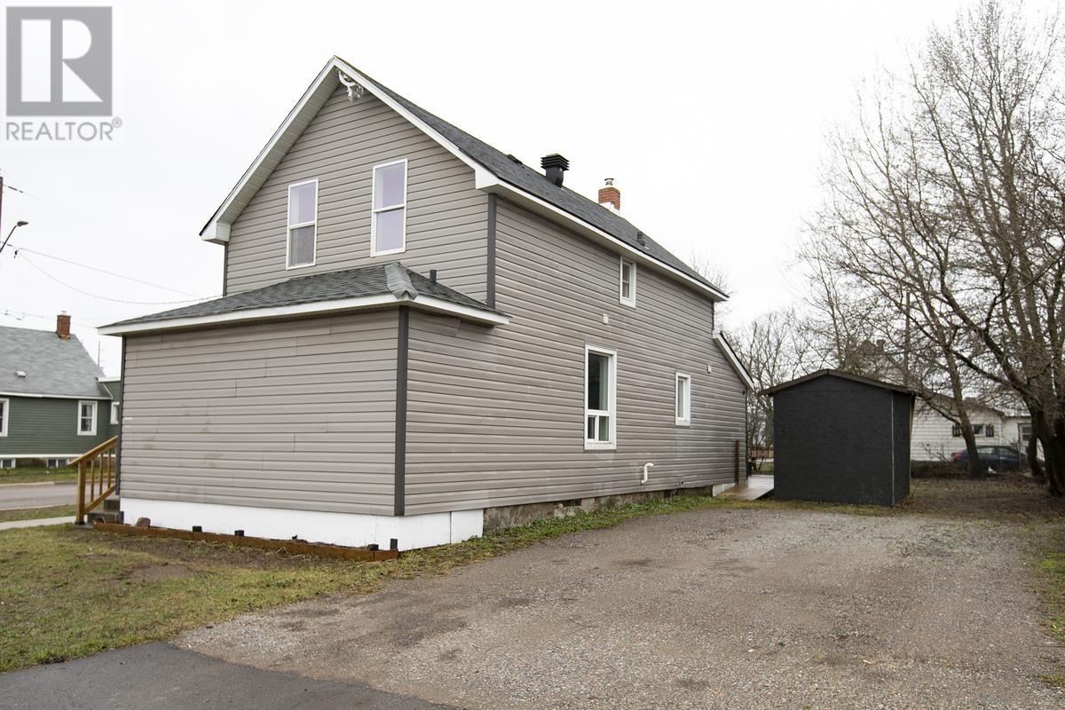 351 Bloor St W, Sault Ste. Marie, Ontario  P6C 1J6 - Photo 2 - SM260875