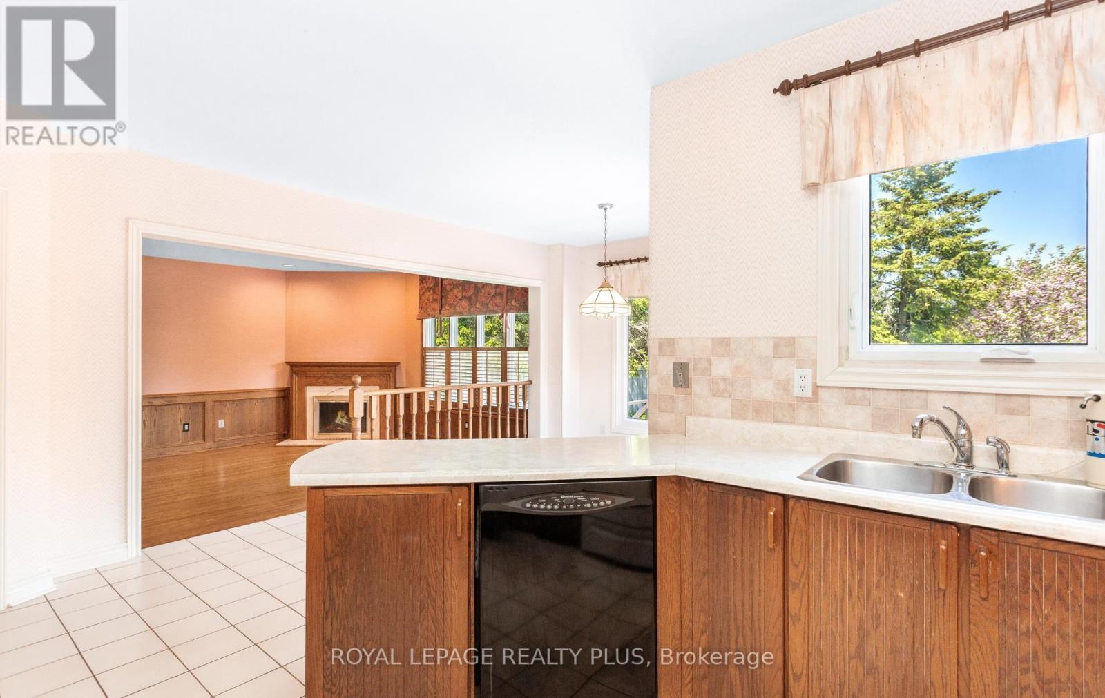 1491 The Links Drive, Oakville, Ontario  L6M 2P2 - Photo 11 - W13153784