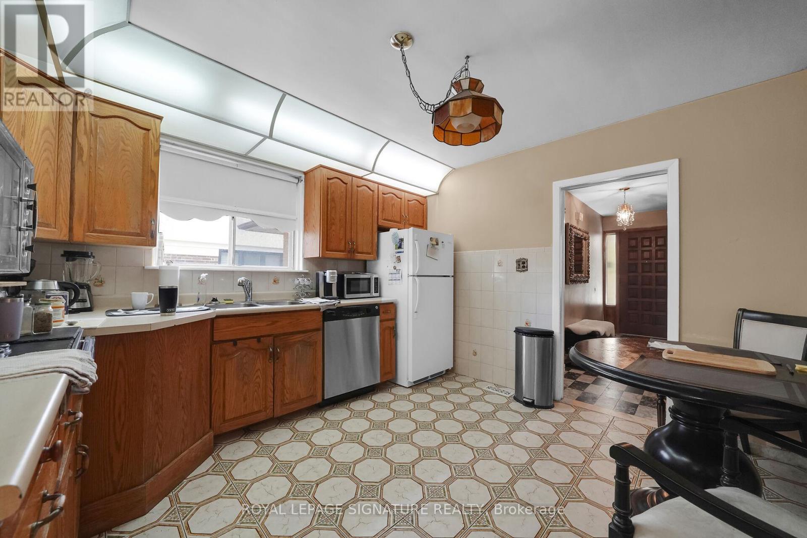 22 Hamptonbrook Drive, Toronto, Ontario  M9P 1A1 - Photo 13 - W13153842