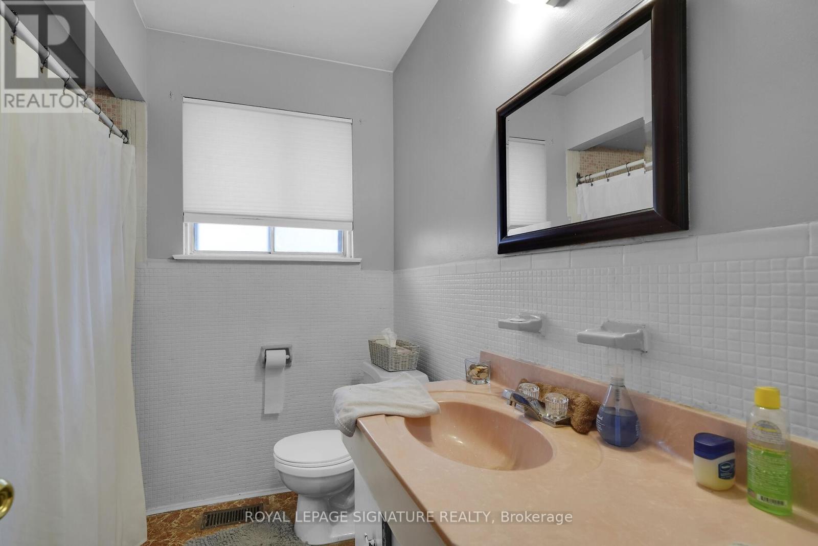 22 Hamptonbrook Drive, Toronto, Ontario  M9P 1A1 - Photo 17 - W13153842