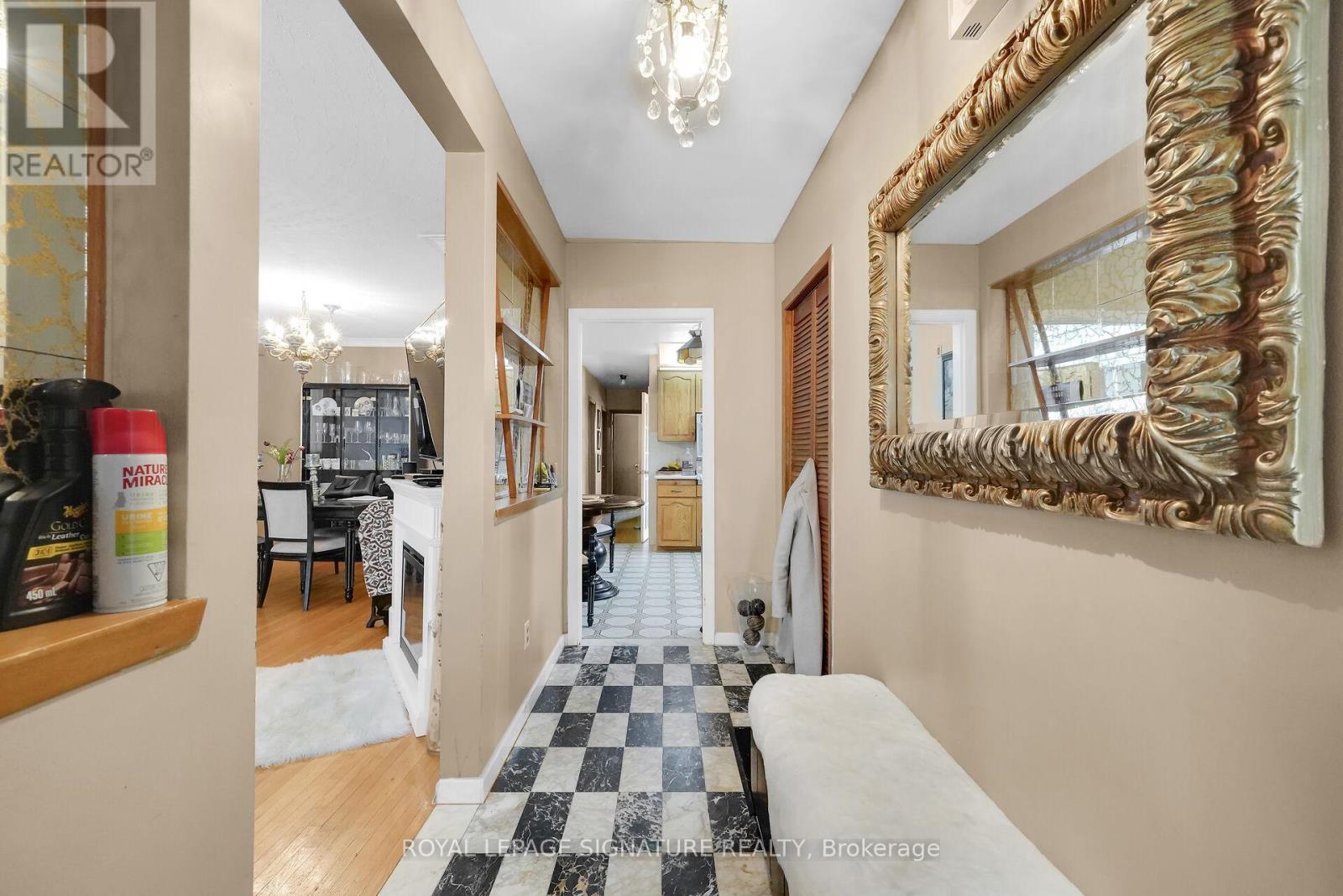 22 Hamptonbrook Drive, Toronto, Ontario  M9P 1A1 - Photo 5 - W13153842
