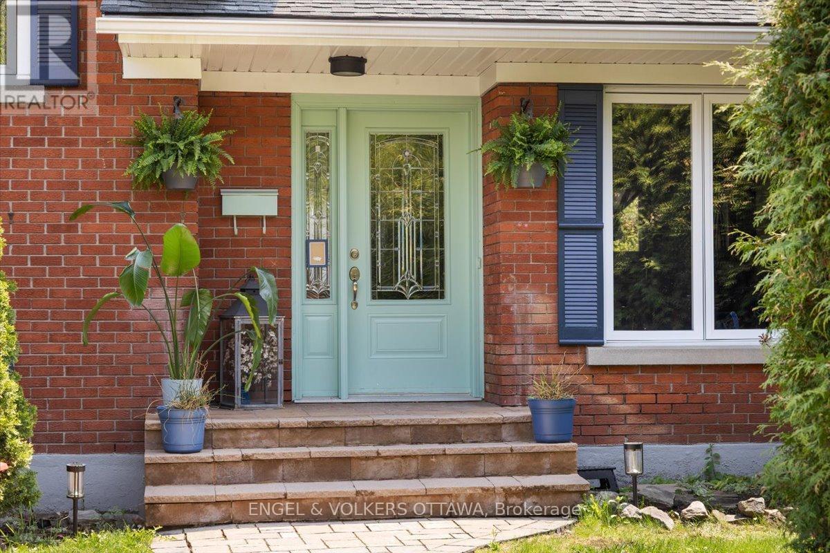 2057 Alton Street, Ottawa, Ontario  K1G 1X3 - Photo 2 - X13154634