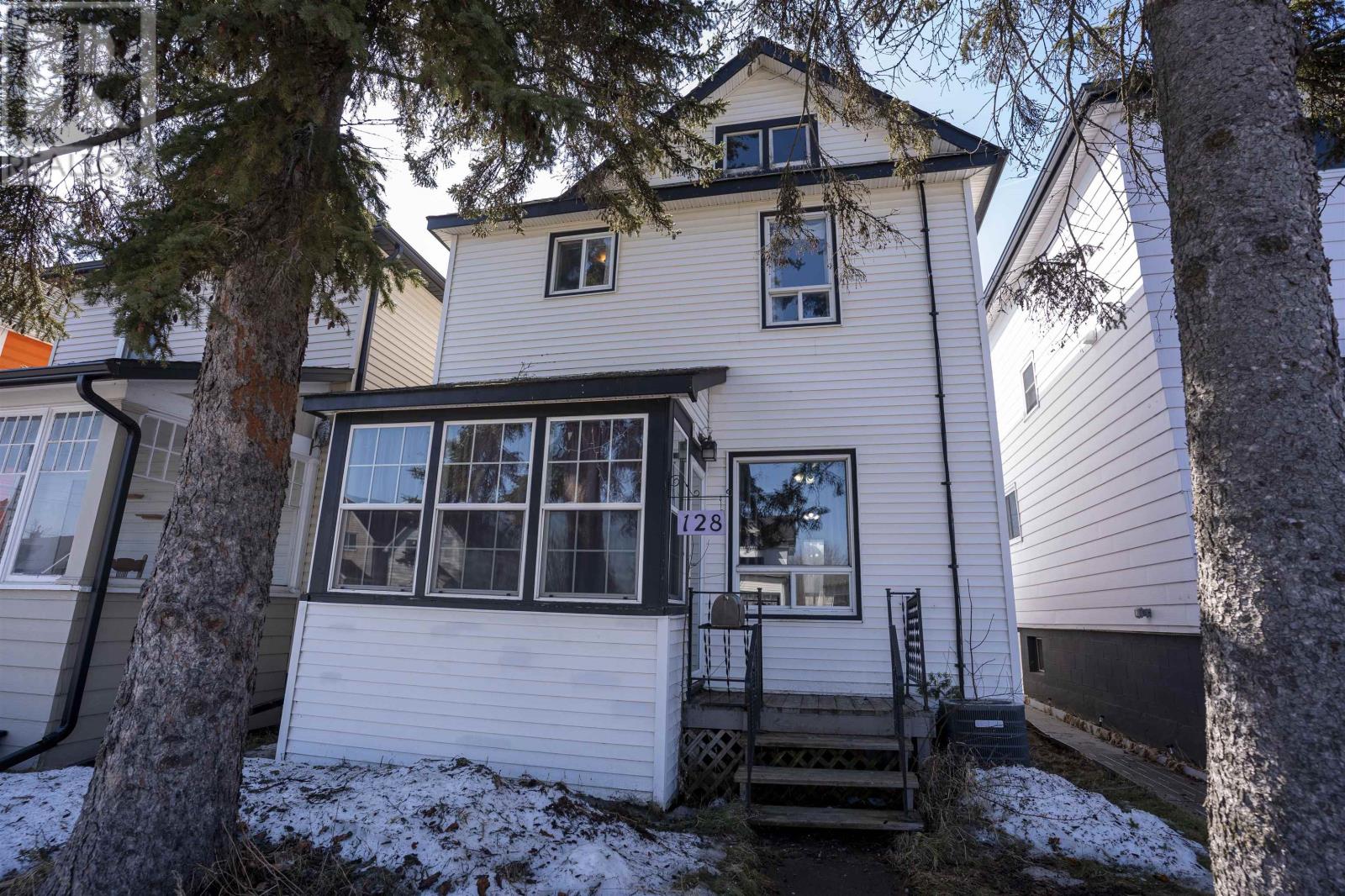 128 AMELIA ST W, THUNDER BAY, Ontario