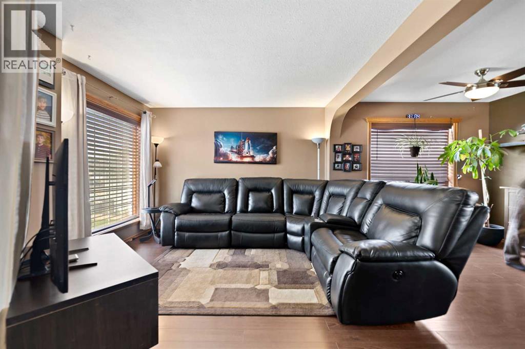 48 Sunridge Crescent NW, Airdrie, Alberta  T4B 2G5 - Photo 4 - A2310814