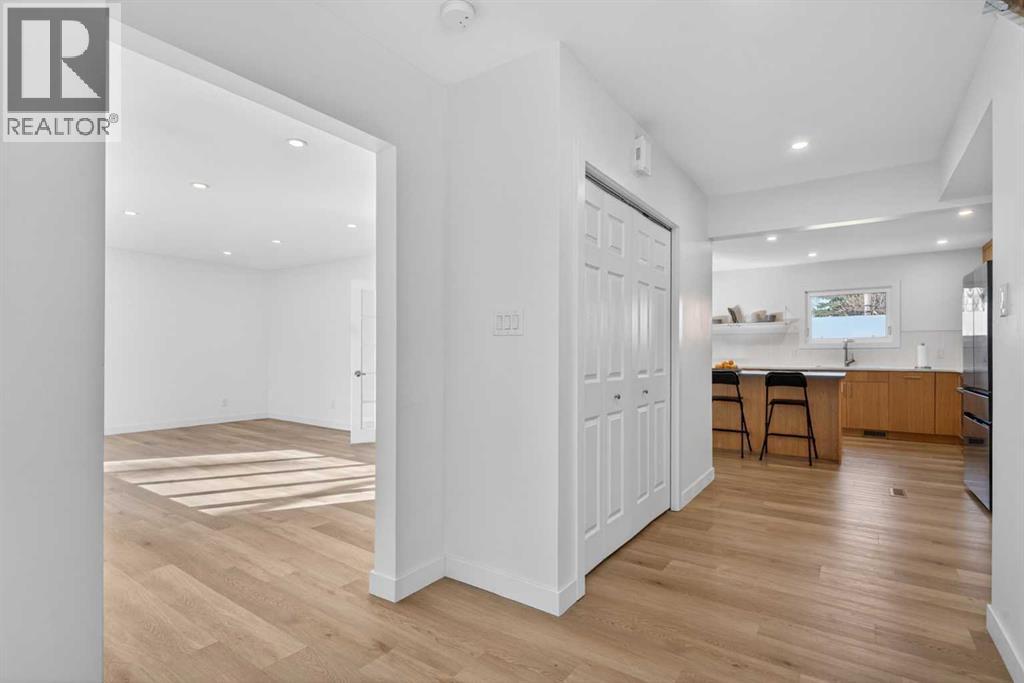 416 Thornhill Place NW, Calgary, Alberta  T2K 2S5 - Photo 4 - A2311932