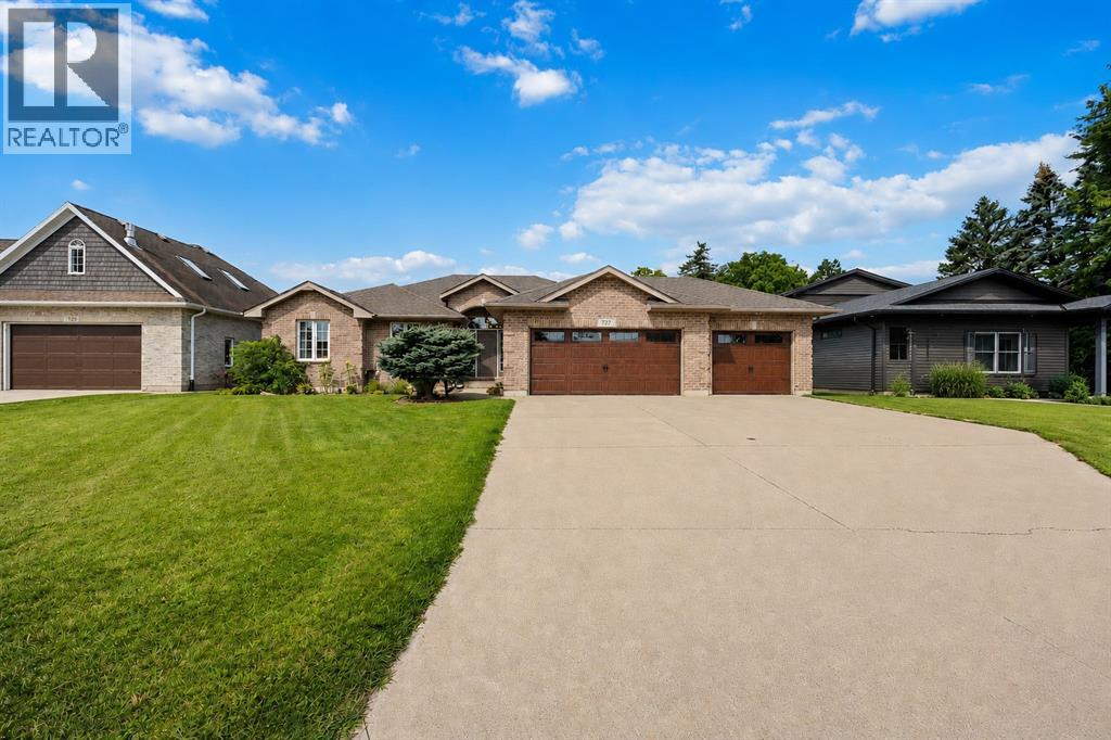 727 Norman Street, Plympton-Wyoming, Ontario  N0N 1T0 - Photo 2 - 26011709