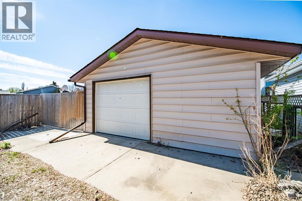 105 Erickson Drive, Red Deer, Alberta  T4R 1X9 - Photo 22 - A2312604