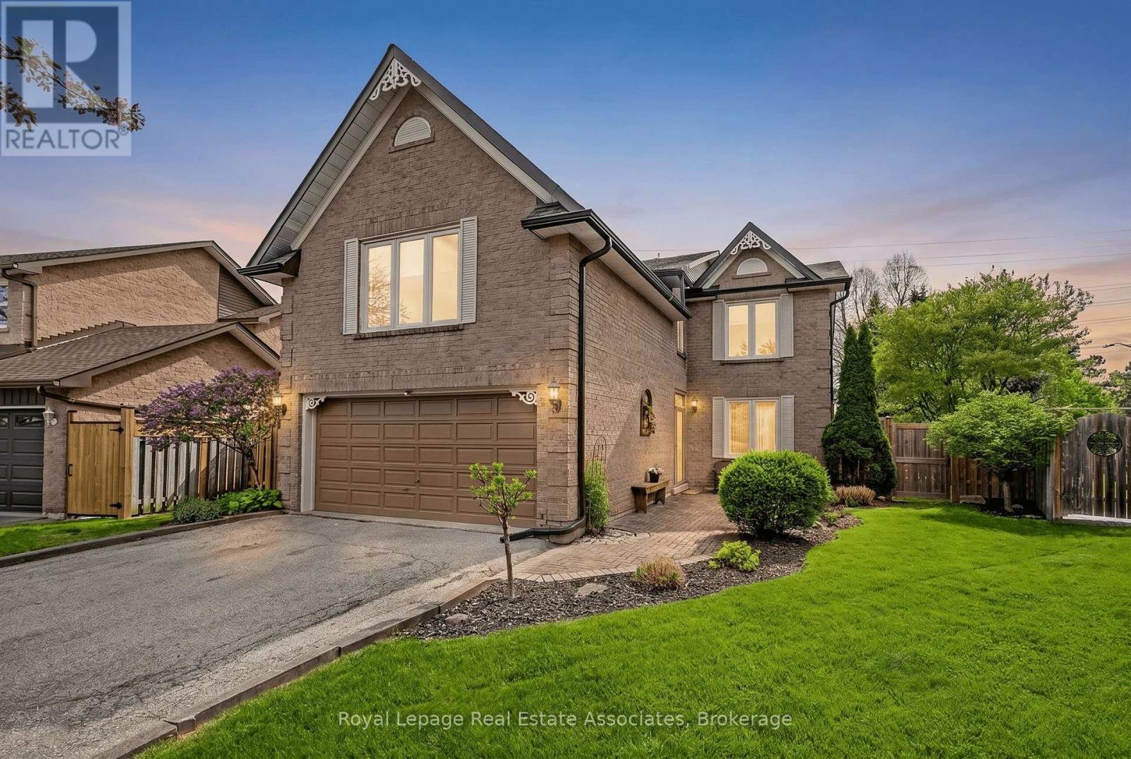 16 COTSWOLD COURT, Halton Hills, Ontario