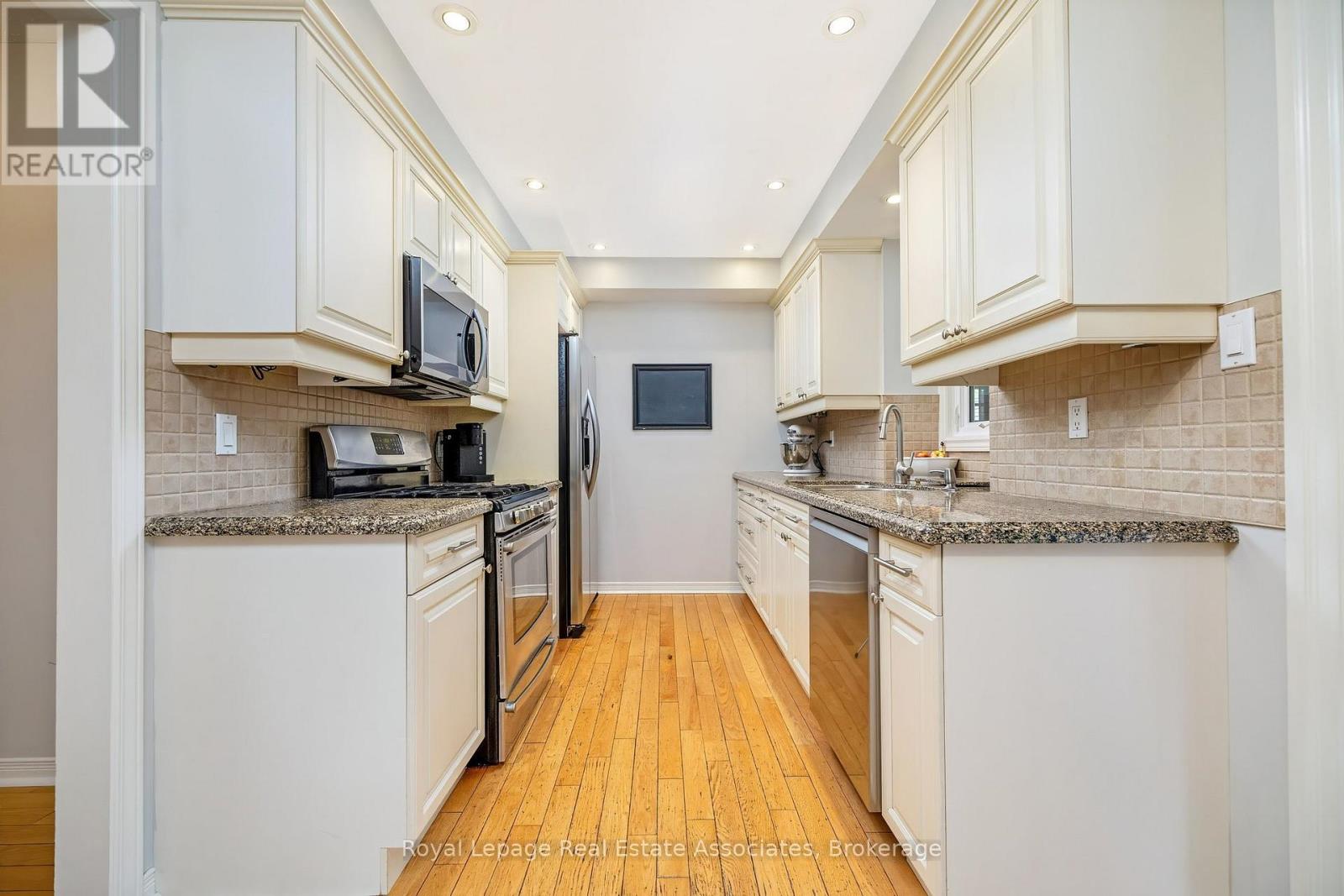 16 Cotswold Court, Halton Hills, Ontario  L7G 5E5 - Photo 18 - W13154438