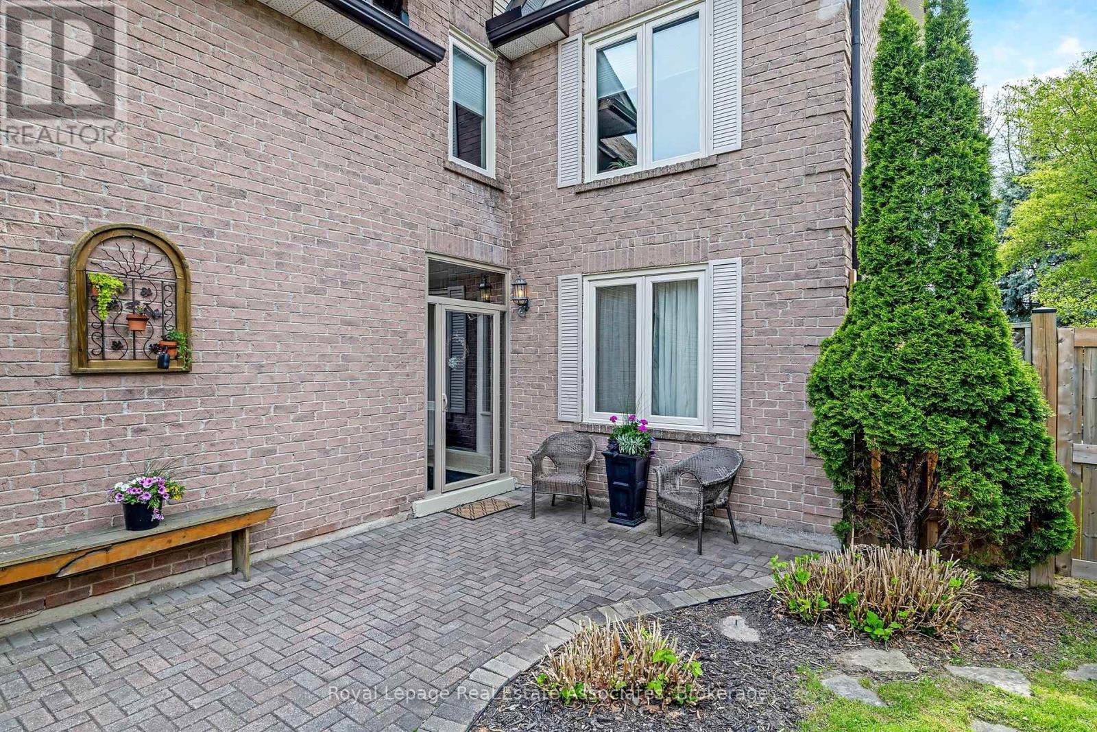 16 Cotswold Court, Halton Hills, Ontario  L7G 5E5 - Photo 4 - W13154438