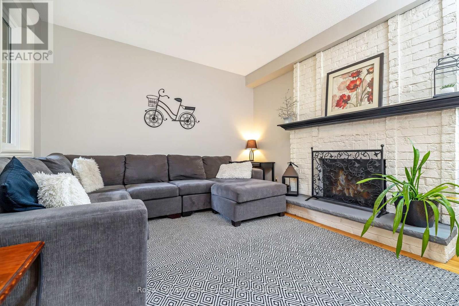 16 Cotswold Court, Halton Hills, Ontario  L7G 5E5 - Photo 7 - W13154438