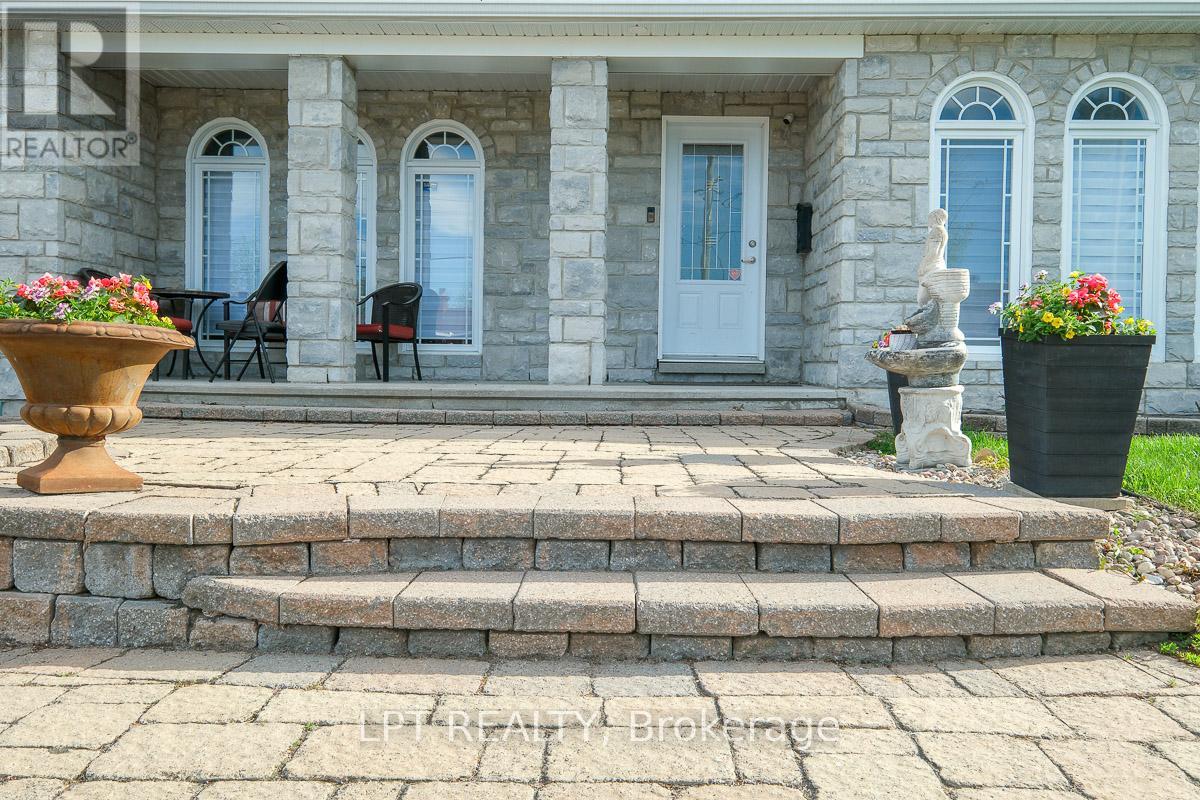 624 Pleasant Park Road, Ottawa, Ontario  K1H 5N5 - Photo 3 - X12997494