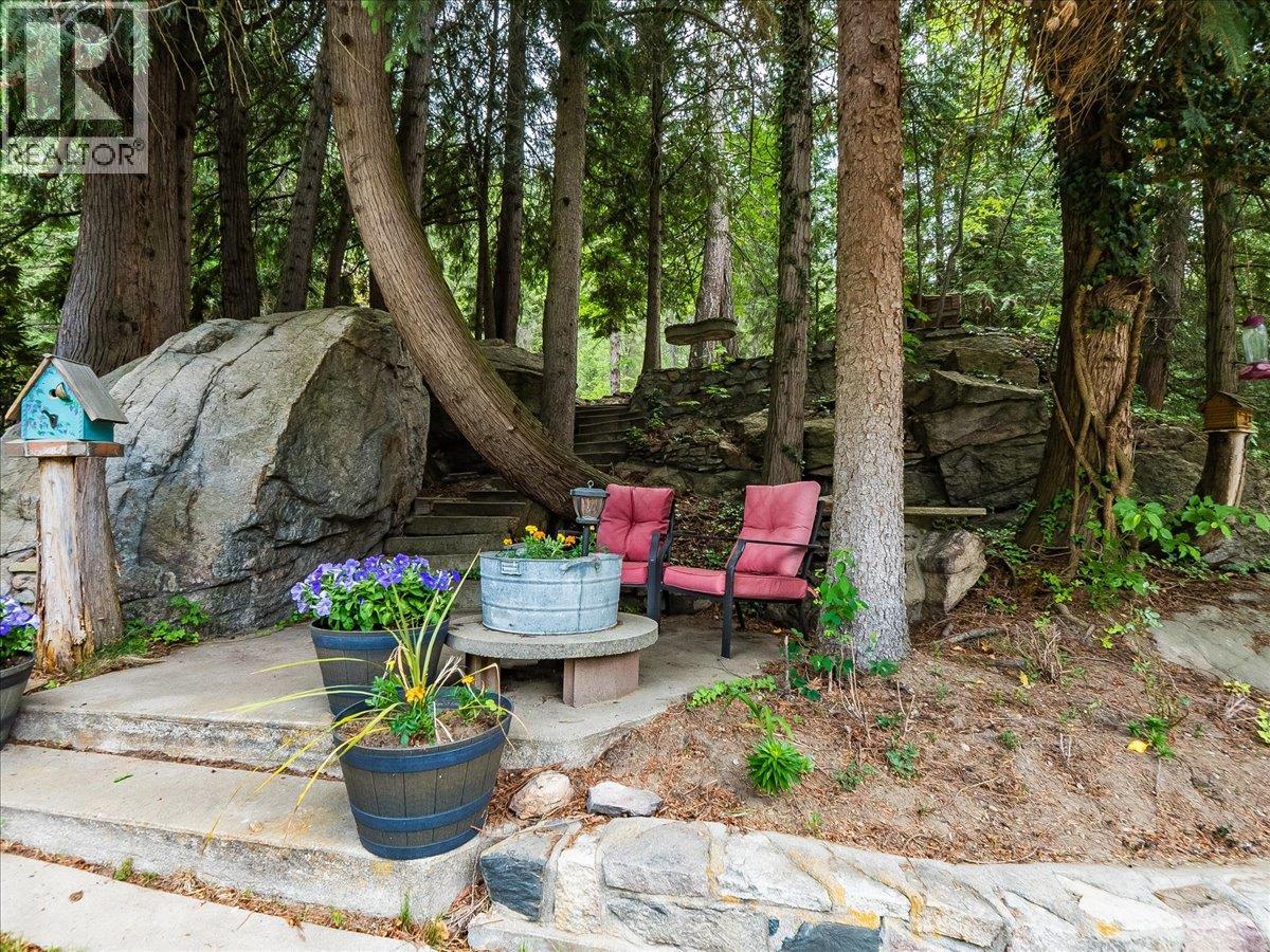 2927 Upper Levels Road, Robson, British Columbia V0G 1X0 - Photo 21 - 10387650