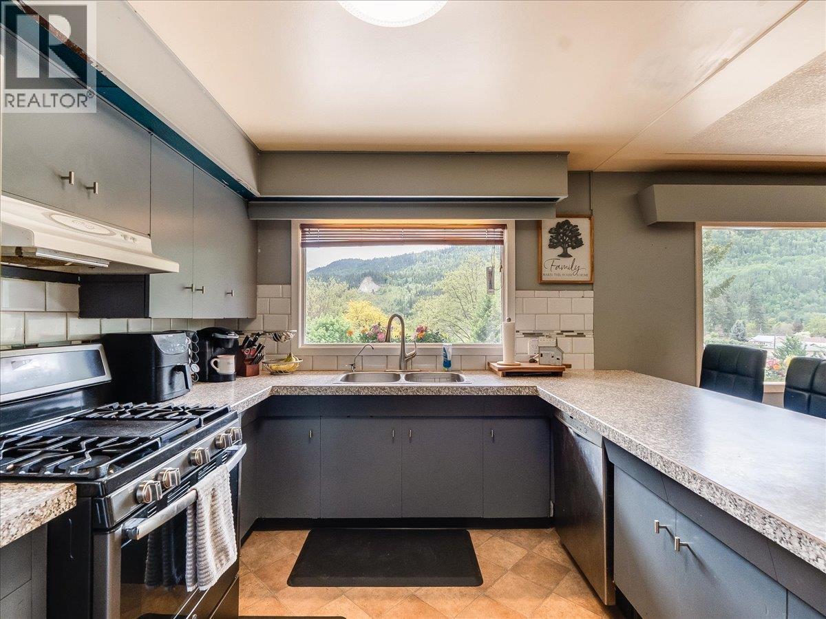 2927 Upper Levels Road, Robson, British Columbia V0G 1X0 - Photo 42 - 10387650