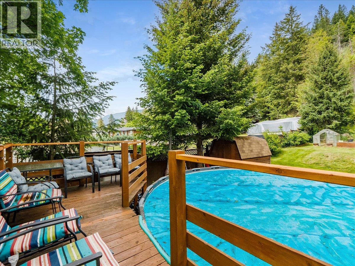 2927 Upper Levels Road, Robson, British Columbia V0G 1X0 - Photo 8 - 10387650