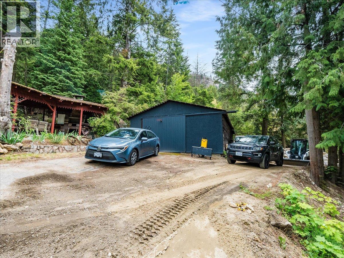 2927 Upper Levels Road, Robson, British Columbia V0G 1X0 - Photo 33 - 10387650