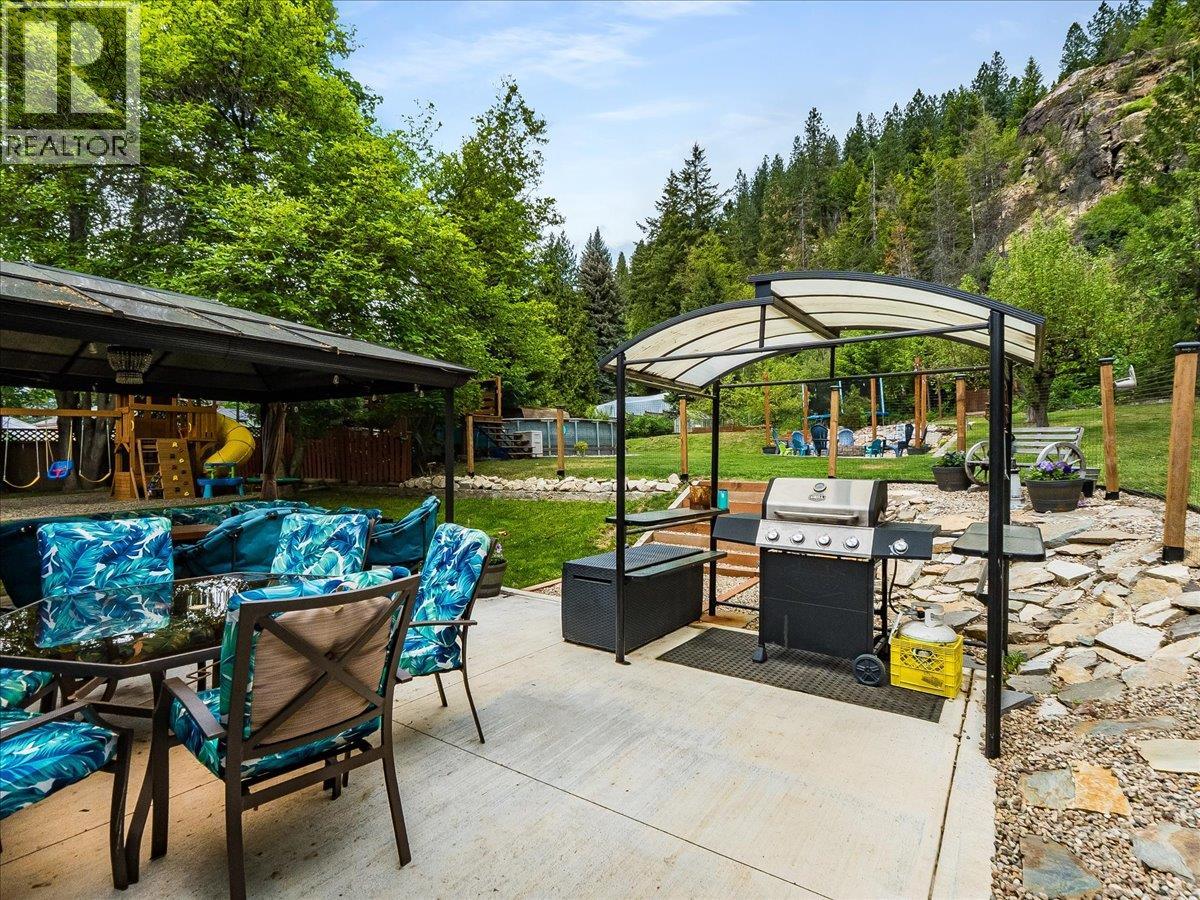 2927 Upper Levels Road, Robson, British Columbia V0G 1X0 - Photo 23 - 10387650
